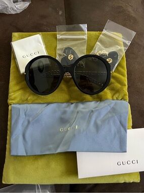 Gucci NWT  Round Oversized Sunglasses with Gold Chain Detail and 2 Charms